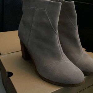 Toms taupe suede booties 6